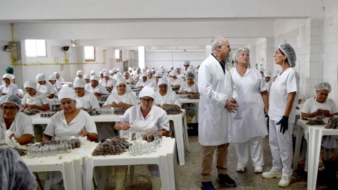 Jorge Alvaro en Engraucoop junto a las mujeres trabajadoras