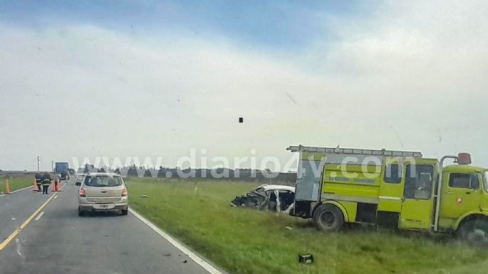 Fuerte accidente en la Ruta 88: Un auto quedó destrozado al chocar contra un camión y hay una persona herida de gravedad