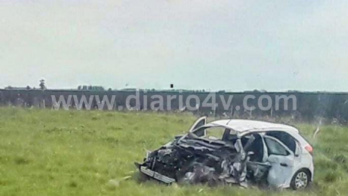 Fuerte accidente en la Ruta 88: Un auto quedó destrozado al chocar contra un camión y hay una persona herida de gravedad