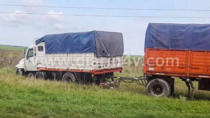 Fuerte accidente en la Ruta 88: Un auto quedó destrozado al chocar contra un camión y hay una persona herida de gravedad