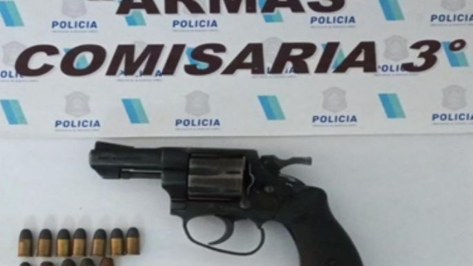 Su bisnieta lo denunció por abuso y la policía le encontró un arma