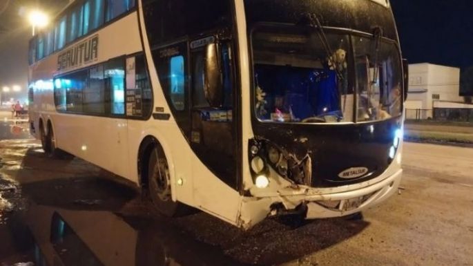 Ruta 88: Fuerte choque entre un micro de larga distancia y un auto en la entrada a Mar del Plata