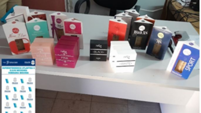 La policía infraccionó a dos personas por vender perfumes en la calle