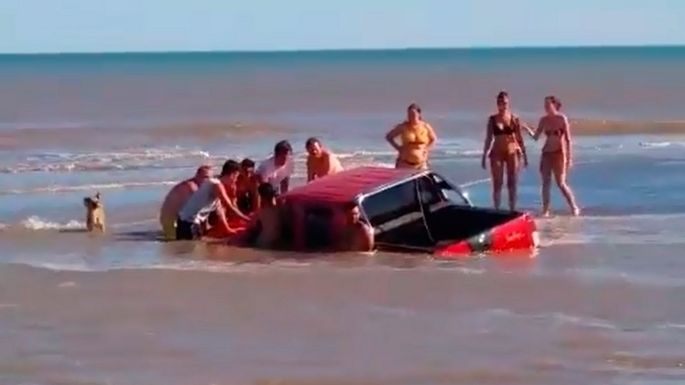 Video: El mar le tragó su camioneta en Monte Hermoso