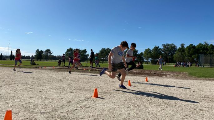 Jornada de atletismo escolar en San Cayetano