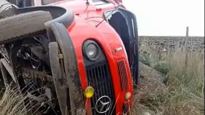 Vuelco: Un camión se accidentó en un camino de tierra de la Ruta 228