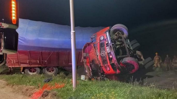 Volcó un camión en el acceso a una planta cerealera en Barker