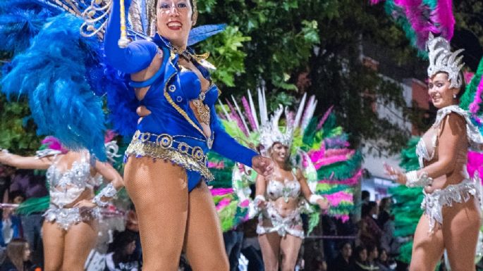 San Cayetano cerró los carnavales con desfile, quema del Rey Momo y show de Los Caligaris