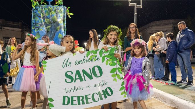 San Cayetano cerró los carnavales con desfile, quema del Rey Momo y show de Los Caligaris