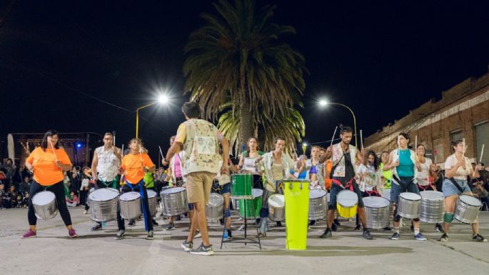 San Cayetano cerró los carnavales con desfile, quema del Rey Momo y show de Los Caligaris