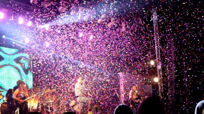 San Cayetano cerró los carnavales con desfile, quema del Rey Momo y show de Los Caligaris