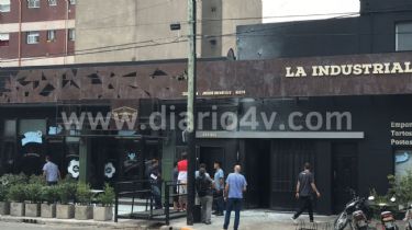 Susto en La Industrial: Se incendiaron cables exteriores y debieron evacuar el restaurante