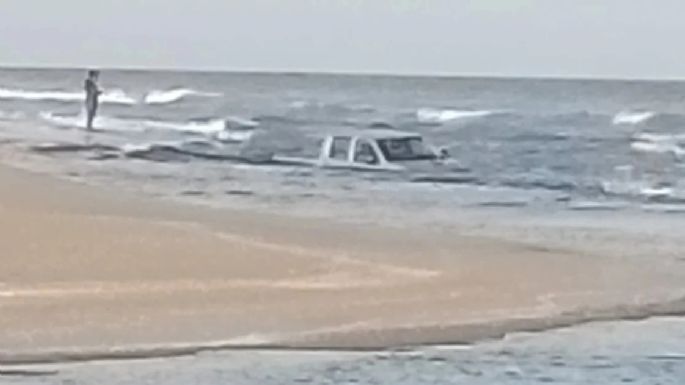 Monte Hermoso: Falló en el cálculo y terminó con su camioneta en el mar