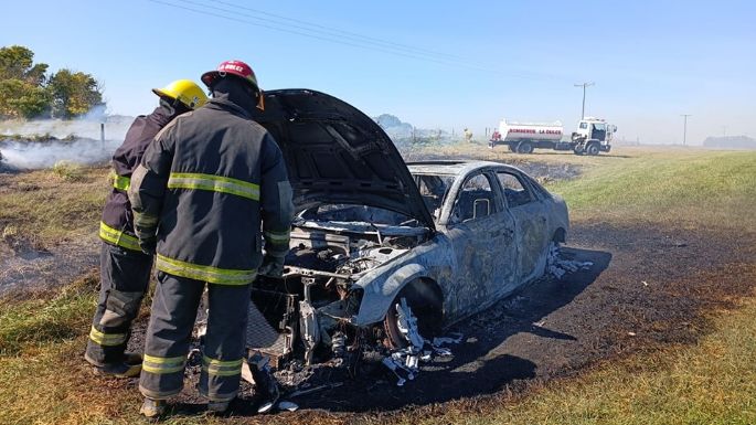 Un automóvil quedó consumido por las llamas en la Ruta 86