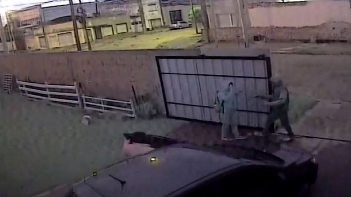 Video: Un ladrón le apuntó a un niño para ingresar a robar a un domicilio de la calle 57