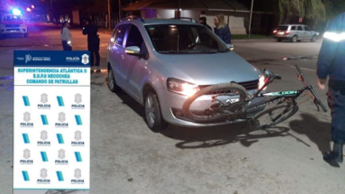 Chocó a un joven y la bicicleta terminó incrustada en la parrilla del auto