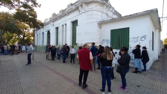 La Plata: Un alumno habría llevado una pistola y golpeado a la docente