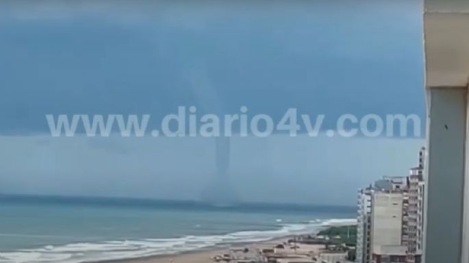 Videos: Así se vio la tromba marina desde las playas de Necochea