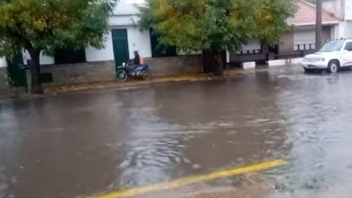 Falta mantenimiento: Llueve 20 minutos y se inundan las calles del centro