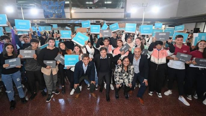 Kicillof entregó 168 computadoras personales a estudiantes de Lobería