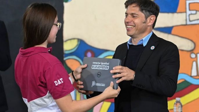 Kicillof entregó 168 computadoras personales a estudiantes de Lobería