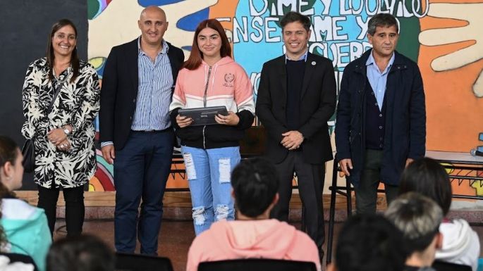 Kicillof entregó 168 computadoras personales a estudiantes de Lobería