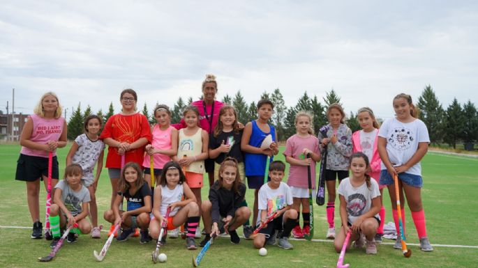 San Cayetano avanza en la instalación de su cancha de hockey de pasto sintético