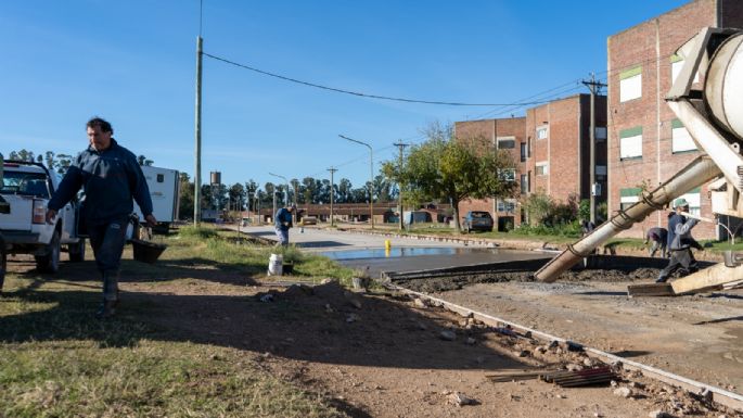 San Cayetano sigue pavimentando más calles