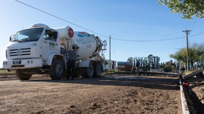 San Cayetano sigue pavimentando más calles