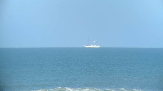 La Fragata Libertad sorprendió a los necochenses al pasar cerca de la costa