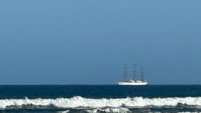 La Fragata Libertad sorprendió a los necochenses al pasar cerca de la costa