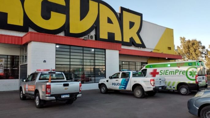 Bahía Blanca: Un obrero cayó al vacío mientras arreglaba el frente de un supermercado mayorista