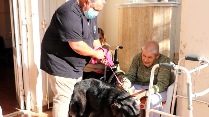 San Cayetano: Funcionarios llevaron mascotas al Hogar de Ancianos y al Geriátrico