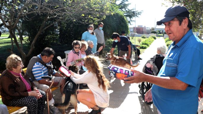 San Cayetano: Funcionarios llevaron mascotas al Hogar de Ancianos y al Geriátrico