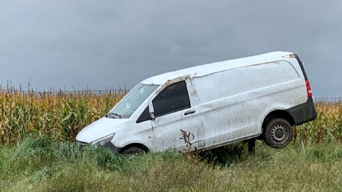 Vuelco en la Ruta 228: Un utilitario terminó “clavado” en la banquina y dejó dos personas heridas