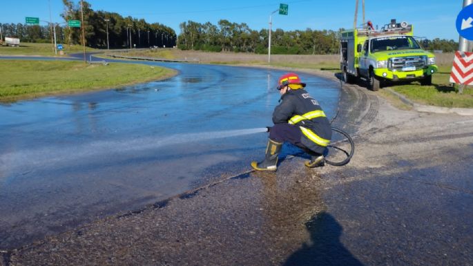 Volcó su carga un camión con miel en el ingreso a Necochea por Ruta 86 y Circunvalación