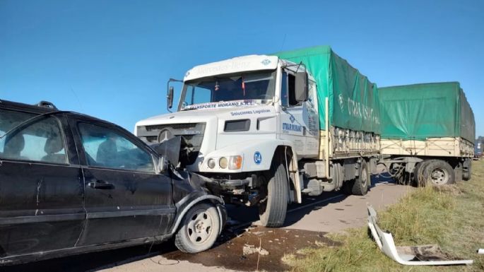 Ruta 3: 5 heridos en un choque frontal entre una camión y una camioneta