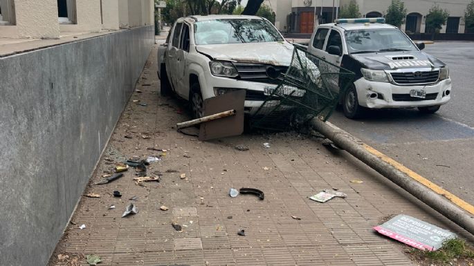 Destrozó su camioneta en la vereda de la Escuela N°2 y terminó hospitalizado