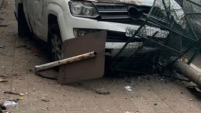 Destrozó su camioneta en la vereda de la Escuela N°2 y terminó hospitalizado