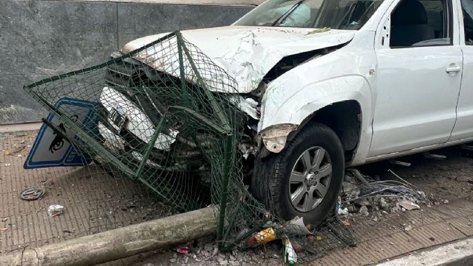 Destrozó su camioneta en la vereda de la Escuela N°2 y terminó hospitalizado