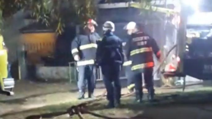 Bomberos controlan un incendio en una vivienda de 76 y 43