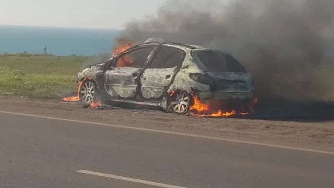 Circulaba por Los Acantilados de Mar del Plata y se le incendió el auto