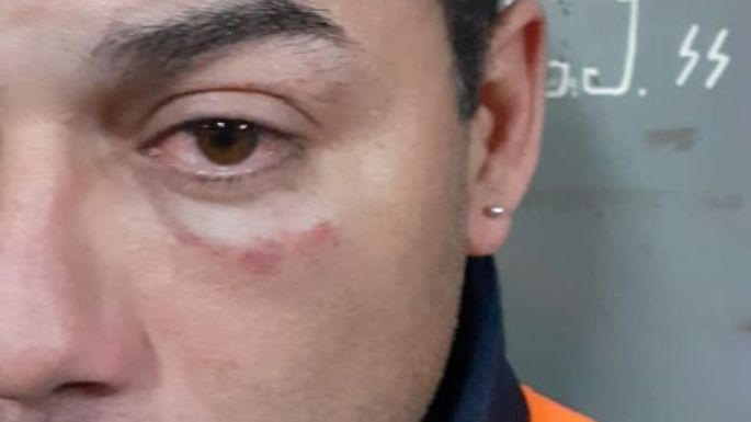 Atacaron a golpes a un inspector de tránsito por detener a un motociclista que pasó en rojo un semáforo