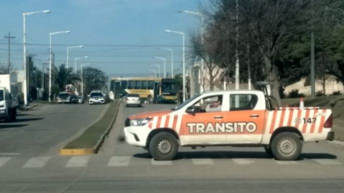 Grave choque entre un colectivo y una moto en la intersección de las calles 72 y 43