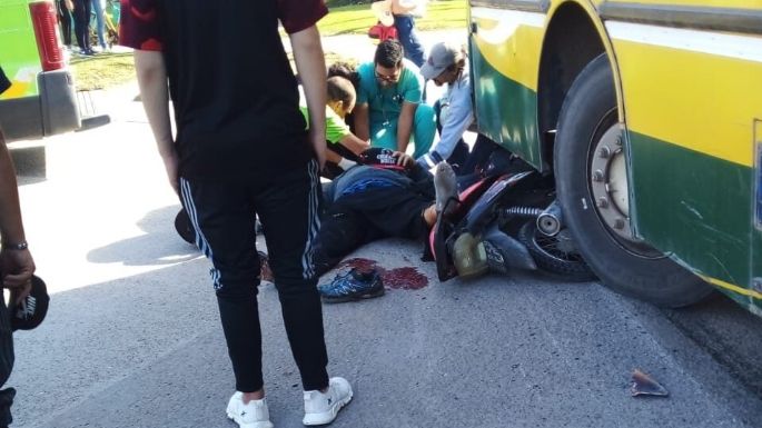 Grave choque entre un colectivo y una moto en la intersección de las calles 72 y 43