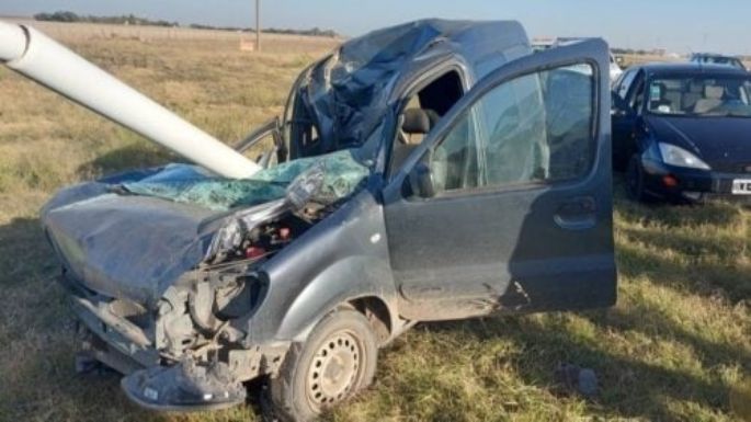 Grave accidente en ruta 3: Destrozó su camioneta contra una columna de alumbrado público