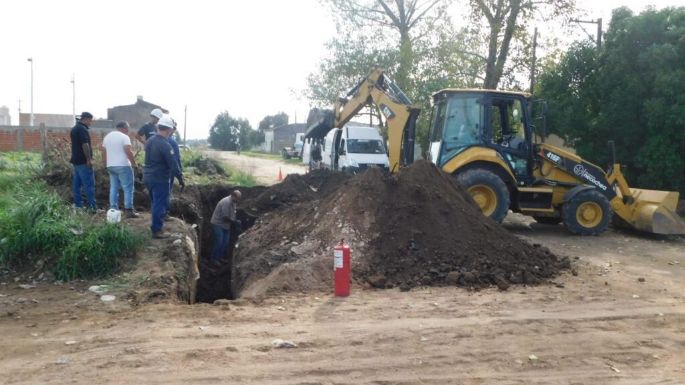 Maquinaria municipal rompió un caño de gas en calle 96 y 71