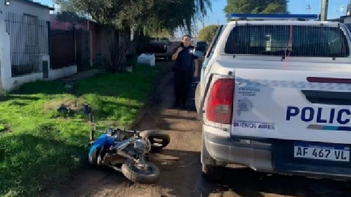 Escapan de la policía en una moto robada y atacan a los agentes con piedras