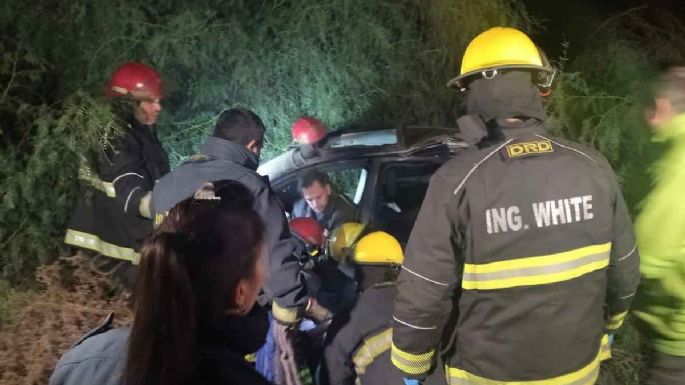 Ruta 3: Bomberos rescataron a una mujer que volcó su auto