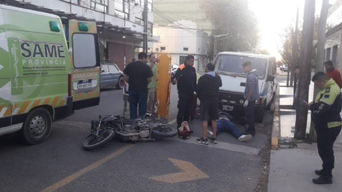 Una camioneta y una moto chocaron a la vuelta de la Municipalidad y un hombre terminó herido